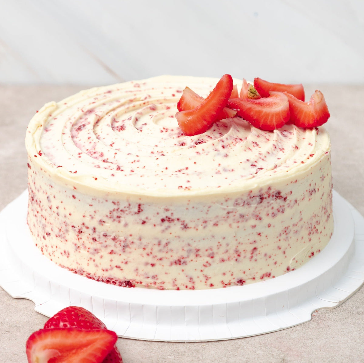 Pastel Red Velvet Grande - Fresa y Chocolate Blanco