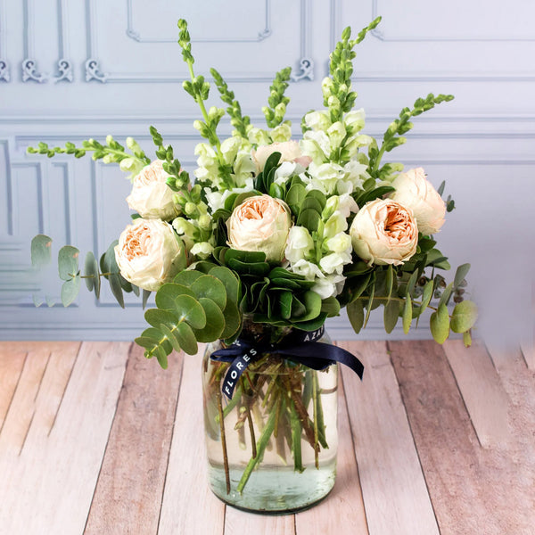 Verano - Peonias Eternas Rosas y Perrito Blanco