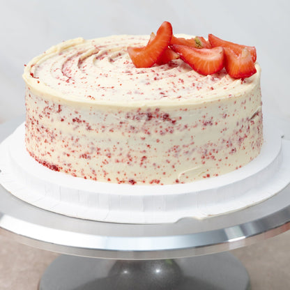 Pastel Red Velvet Grande - Fresa y Chocolate Blanco