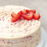 Pastel Red Velvet Grande - Fresa y Chocolate Blanco